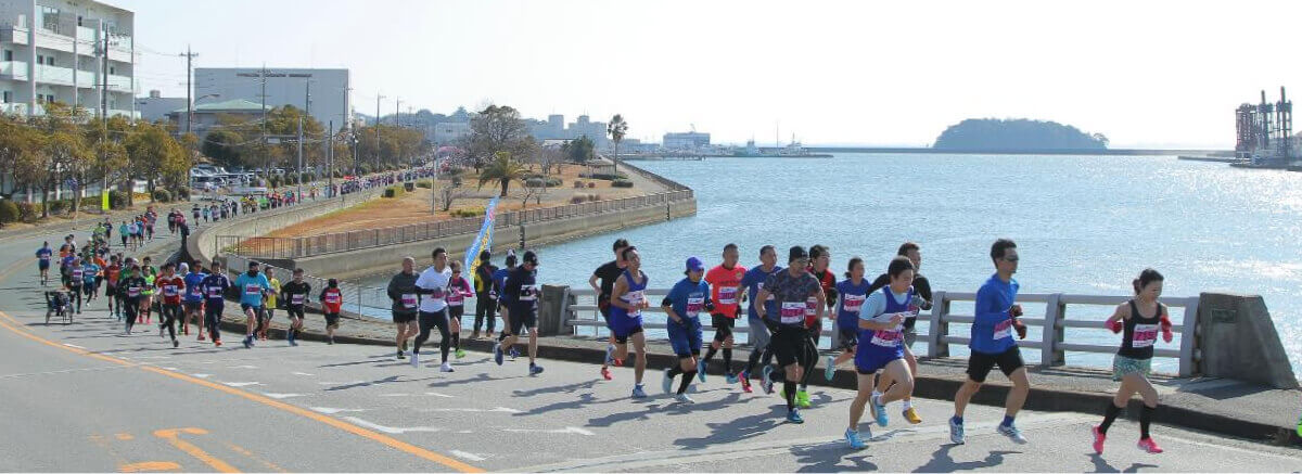 三河湾の周りを走るランナーたちの写真