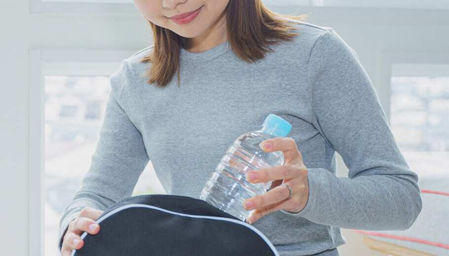 鞄に飲み物をいれている写真