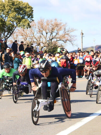 車いすのランナーたちが走っている写真
