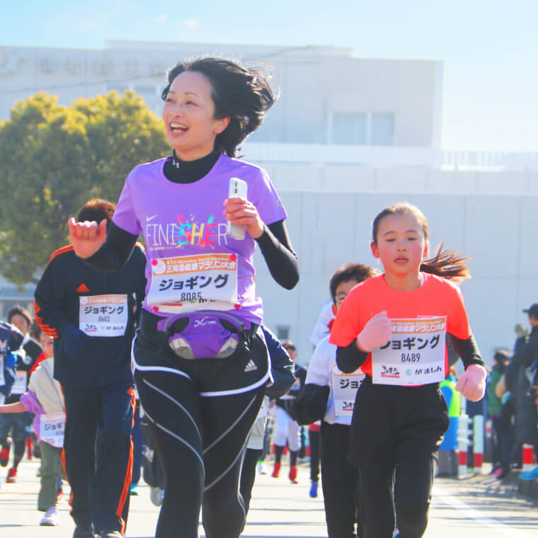 ランナーの女性や子供が走っている写真
