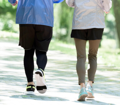ジョギングしている2人の写真